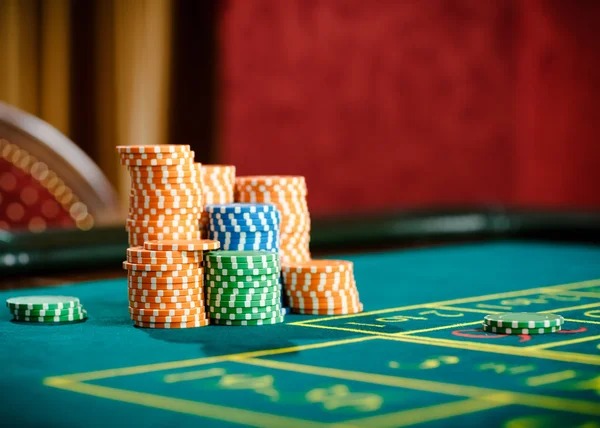 Poker table interface on gopay togel showing hand rankings and chip stacks